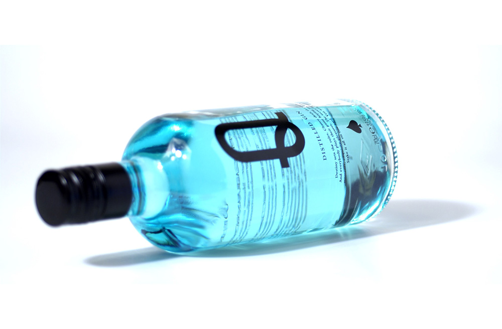 Package q. Tonic Bottle. Gin Tonic logo.